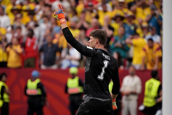 世界杯FIFA体育新闻:瑞士门将格雷戈尔·科贝尔在瑞士对阵哥伦比亚的世界杯比赛中扑出点球后庆祝。