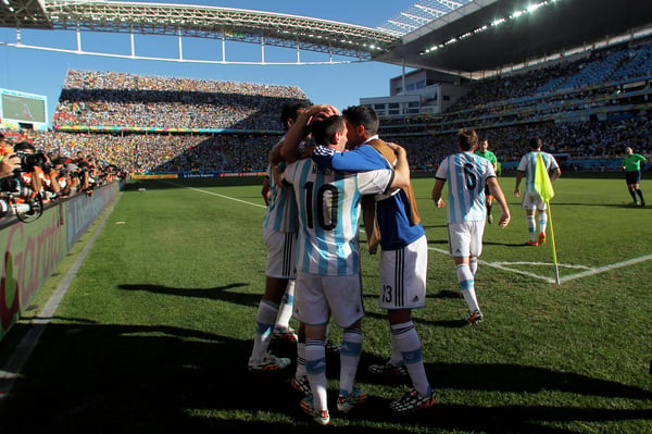 世界杯FIFA体育新闻:在2014年巴西世界杯上,迪马利亚为阿根廷队攻入制胜球,帮助球队战胜瑞士队,梅西与他一同庆祝。