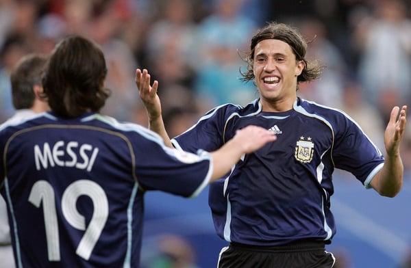 世界杯FIFA体育新闻:2006年国际足联世界杯上,莱昂内尔·梅西和埃尔南·克雷斯波庆祝阿根廷进球。