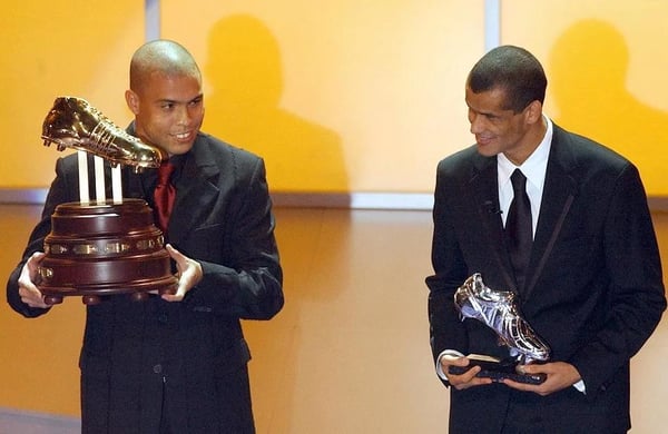 世界杯FIFA体育新闻:罗纳尔多和里瓦尔多分别凭借2002年韩日世界杯获得阿迪达斯金靴奖和银靴奖。