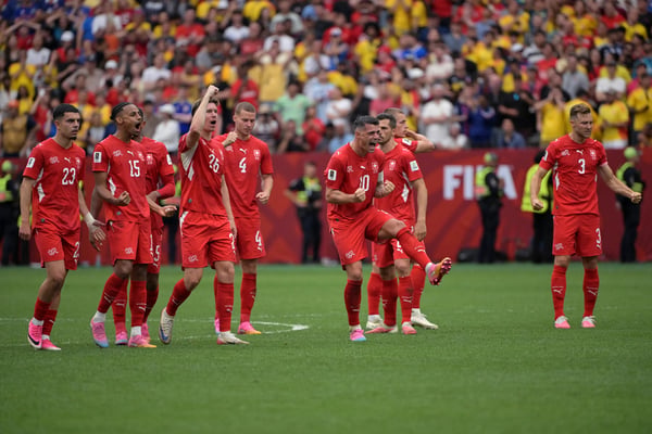 世界杯FIFA体育新闻:瑞士球员庆祝哥伦比亚队罚丢点球
