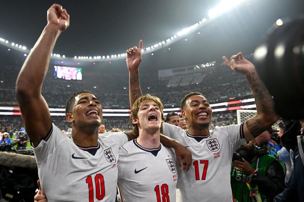 世界杯FIFA体育新闻：摩根·罗杰斯与安东尼·戈登和裘德·贝林厄姆一起庆祝