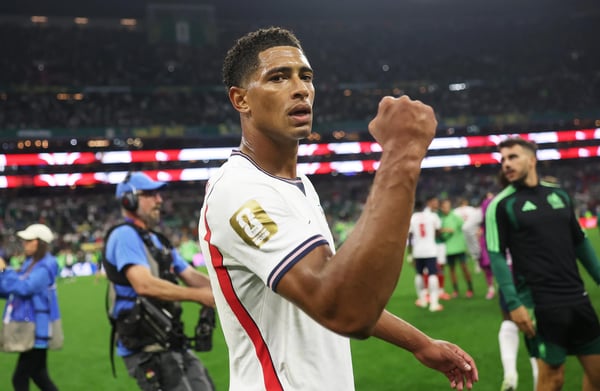 世界杯FIFA体育新闻:在墨西哥城体育场举行的2026年国际足联世界杯16强赛中,英格兰队以3-2战胜墨西哥队,英格兰队的裘德·贝林厄姆庆祝胜利。