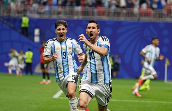 世界杯FIFA体育新闻:2026年7月7日,阿根廷的朱利安·阿尔瓦雷斯和莱昂内尔·梅西。