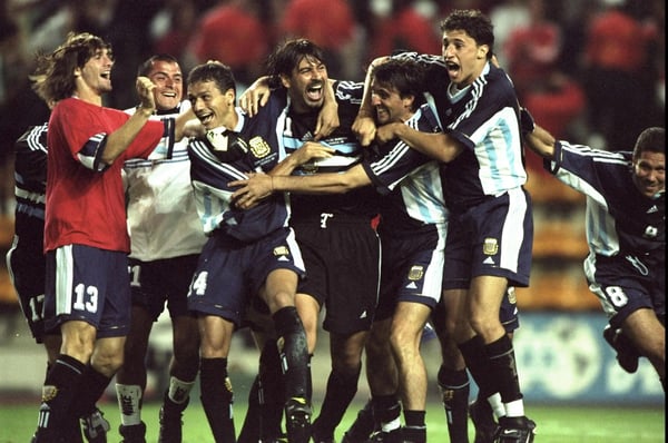 世界杯FIFA体育新闻:阿根廷队在1998年世界杯击败英格兰队后的庆祝活动