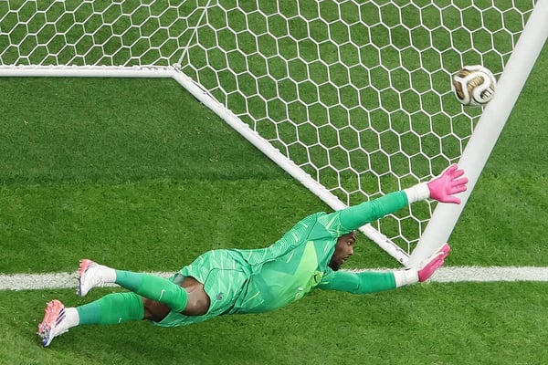 世界杯FIFA体育新闻:米克尔·奥亚尔萨巴尔攻破法国队球门