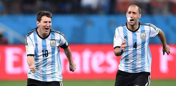 世界杯FIFA体育新闻:荷兰对阵阿根廷,梅西和萨巴莱塔在圣保罗竞技场庆祝点球大战获胜。