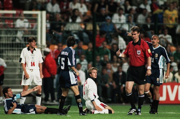 世界杯FIFA体育新闻:1998年国际足联世界杯上,大卫·贝克汉姆在对阵阿根廷的比赛中被罚下场。