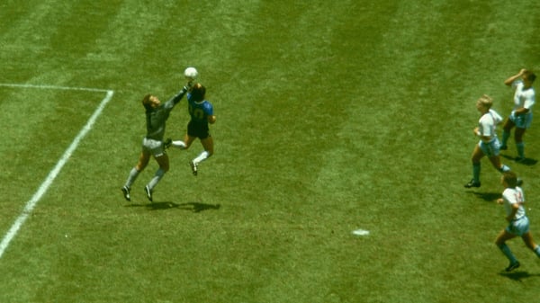 世界杯FIFA体育新闻:迭戈·马拉多纳和彼得·希尔顿
