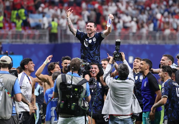 世界杯FIFA体育新闻:英格兰对阵阿根廷:半决赛 - 2026年国际足联世界杯