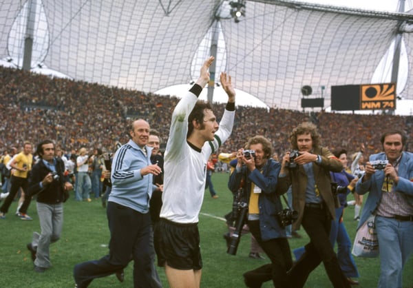 世界杯FIFA体育新闻:1974年国际足联世界杯决赛,西德队在柏林以2比1战胜荷兰队后,弗朗茨·贝肯鲍尔庆祝胜利。