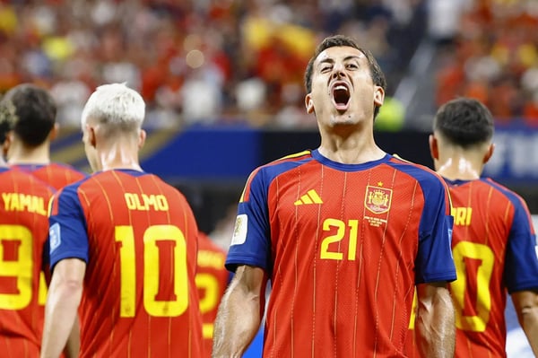 世界杯FIFA体育新闻:2026年6月21日,西班牙球员米克尔·奥亚尔萨瓦尔在对阵沙特阿拉伯的比赛中进球后庆祝。
