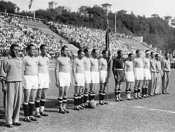 世界杯FIFA体育新闻:1934年国际足联世界杯决赛前,意大利队列队合影