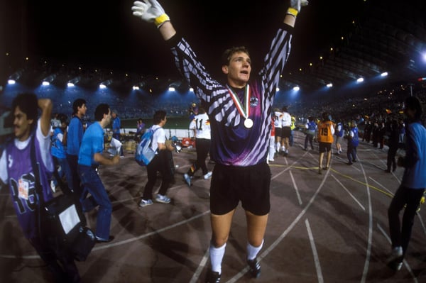 世界杯FIFA体育新闻:西德球员博多·伊尔格纳在1990年意大利世界杯决赛后庆祝胜利