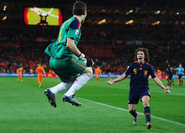 世界杯FIFA体育新闻:2010年南非世界杯决赛终场哨响后,西班牙队的伊克尔·卡西利亚斯和卡莱斯·普约尔庆祝胜利。