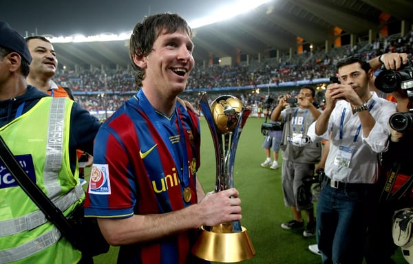 世界杯FIFA体育新闻:2009年,巴塞罗那队的莱昂内尔·梅西与国际足联俱乐部世界杯奖杯庆祝夺冠。