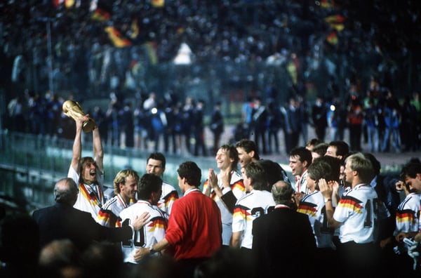世界杯FIFA体育新闻:1990年世界杯决赛后,尤尔根·克林斯曼手捧奖杯庆祝