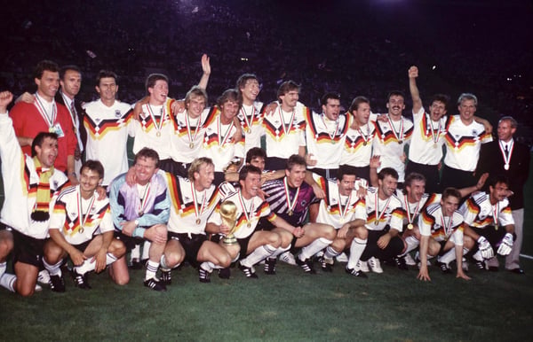 世界杯FIFA体育新闻:西德庆祝赢得1990年意大利世界杯