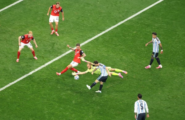 世界杯FIFA体育新闻:在2026年国际足联世界杯J组阿根廷对阵奥地利的比赛中,阿根廷球员莱昂内尔·梅西射门,奥地利球员马尔科·弗里德尔封堵射门。
