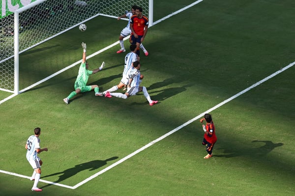 世界杯FIFA体育新闻:美国新泽西州东卢瑟福——2026年7月19日:在2026年7月19日于美国新泽西州东卢瑟福纽约新泽西体育场举行的2026年国际足联世界杯决赛西班牙对阵阿根廷的比赛中,西班牙球员费兰·托雷斯攻入首球。(图片由Robbie Jay Barratt - AMA/Getty Images提供)