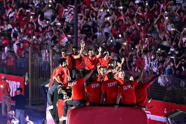 世界杯FIFA体育新闻:埃及球员在参加完2026年国际足联世界杯后,乘坐敞篷巴士进入开罗体育场,并向观众挥手致意。