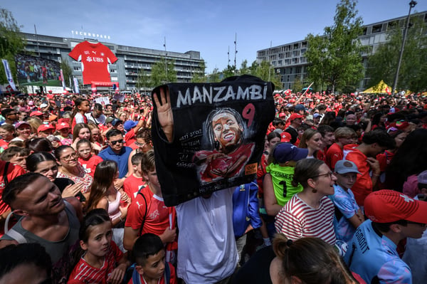 世界杯FIFA体育新闻:瑞士球迷在2026年世界杯后欢迎球队凯旋。
