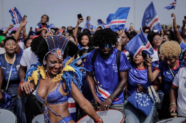 世界杯FIFA体育新闻:2026年7月5日,佛得角球迷在普拉亚庆祝国家足球队从2026年国际足联世界杯凯旋。