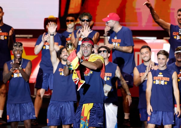 世界杯FIFA体育新闻:西班牙世界杯庆祝活动中的费兰·托雷斯
