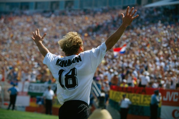 世界杯FIFA体育新闻:1994年美国世界杯C组比赛中,尤尔根·克林斯曼在芝加哥士兵球场庆祝德国队攻破玻利维亚球门。