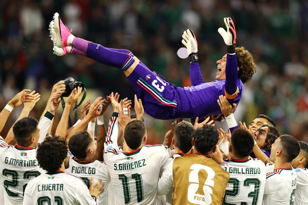 世界杯FIFA体育新闻:墨西哥队友庆祝奥乔亚战胜捷克队