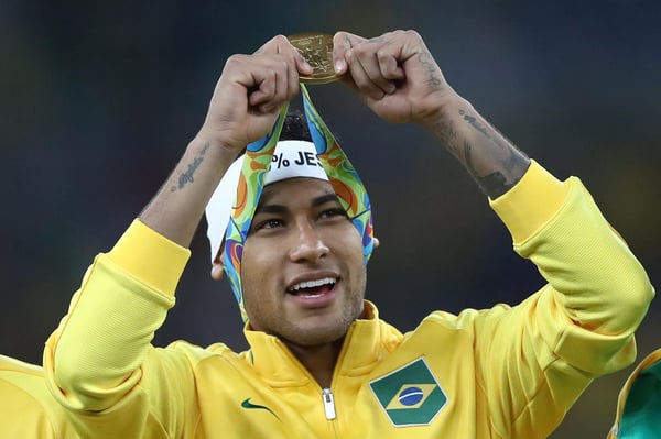 世界杯FIFA体育新闻:巴西球星内马尔庆祝赢得2016年奥运会金牌