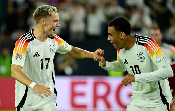 世界杯FIFA体育新闻:贾马尔·穆西亚拉和弗洛里安·维尔茨(德国)在2024年欧洲杯球场上开怀大笑
