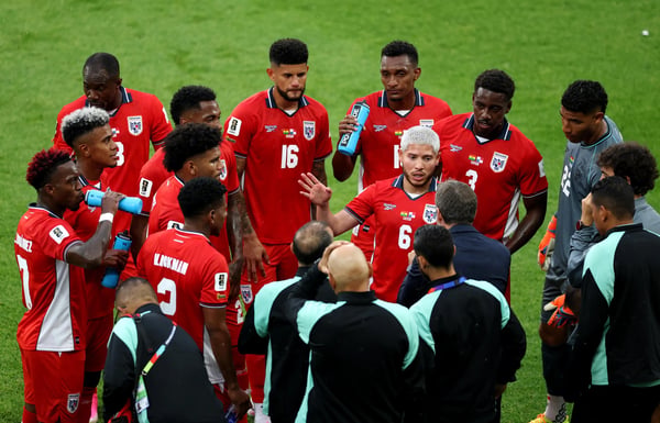 世界杯FIFA体育新闻:托马斯·克里斯蒂安森教练正在指导他的巴拿马球员。