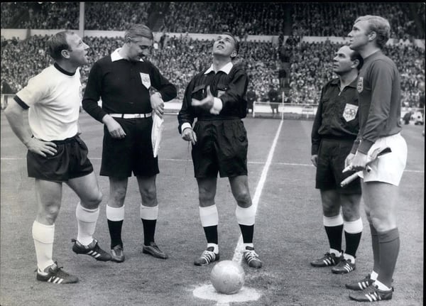 世界杯FIFA体育新闻:1966年7月30日 世界杯足球赛 英格兰对阵德国 世界杯决赛 在伦敦温布利球场举行 照片