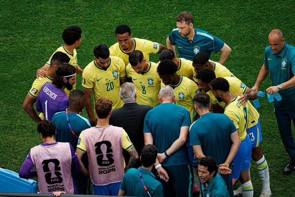 世界杯FIFA体育新闻：2026年6月29日，巴西队主教练卡洛·安切洛蒂在对阵日本队的比赛中向队员们布置战术。