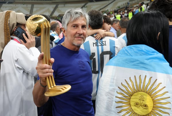 世界杯FIFA体育新闻：豪尔赫·梅西手捧儿子奖杯