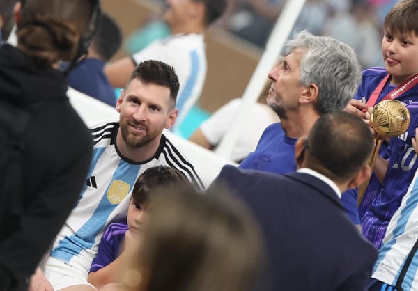 世界杯FIFA体育新闻：2022年世界杯决赛期间，莱昂内尔·梅西和豪尔赫·梅西