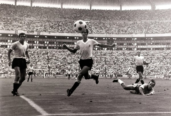 世界杯FIFA体育新闻：1970年墨西哥世界杯半决赛，阿蒂利奥·安切塔代表乌拉圭队在瓜达拉哈拉哈利斯科体育场对阵巴西队。