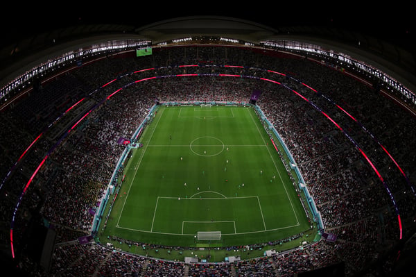 世界杯FIFA体育新闻：这是在阿尔拜特体育场举行的2022年卡塔尔世界杯16强赛英格兰对阵塞内加尔的比赛中，从屋顶拍摄的比赛全景。