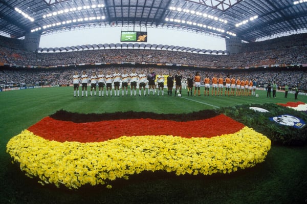 世界杯FIFA体育新闻：1990年意大利世界杯16强赛，西德队和荷兰队在圣西罗球场展开对决。