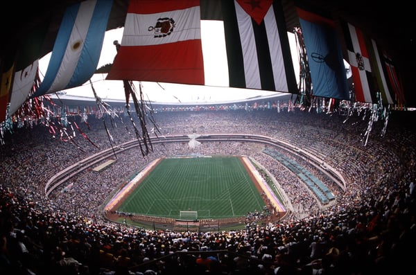 世界杯FIFA体育新闻：1986年国际足联世界杯揭幕战保加利亚对阵意大利之前，墨西哥城阿兹特克体育场的景象。