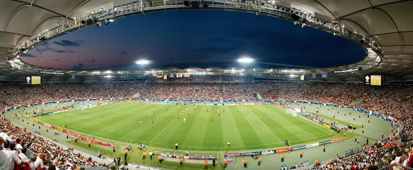 世界杯FIFA体育新闻：这是2006年德国世界杯三四名决赛德国对阵葡萄牙时，斯图加特戈特利布·戴姆勒体育场的景象。
