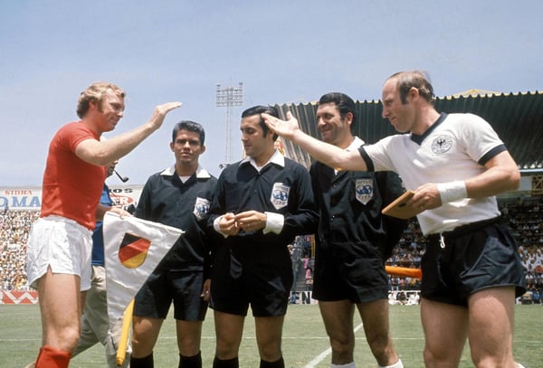 世界杯FIFA体育新闻：1970年墨西哥世界杯四分之一决赛，英格兰队队长博比·摩尔和西德队队长乌韦·席勒在莱昂诺坎普球场赛前握手。