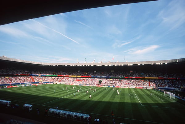 世界杯FIFA体育新闻：这是1998年法国世界杯D组尼日利亚对阵保加利亚的比赛在巴黎王子公园球场的景象。