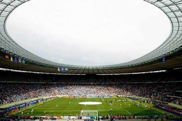 世界杯FIFA体育新闻：2006年国际足联世界杯四分之一决赛德国对阵阿根廷之前，柏林奥林匹克体育场的景象