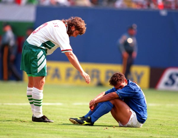 世界杯FIFA体育新闻:保加利亚选手特里丰·伊万诺夫主动提出帮助意大利选手罗伯托·巴乔起跳