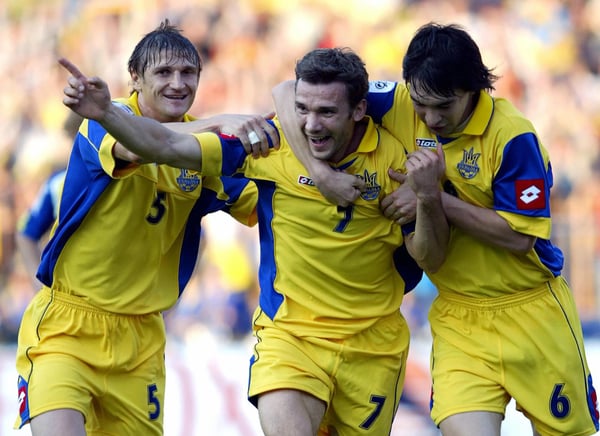 世界杯FIFA体育新闻:安德烈·舍甫琴科在2006年德国世界杯预选赛中为乌克兰队攻破哈萨克斯坦队球门后庆祝