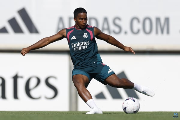世界杯FIFA体育新闻:恩德里克依然是新闻焦点。/ Maria Jimenez/皇家马德里/Getty Images