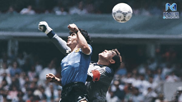 世界杯FIFA体育新闻:迭戈·马拉多纳(左)负责评估这颗举世闻名的足球的价值。/ Archivo El Grafico/Getty Images