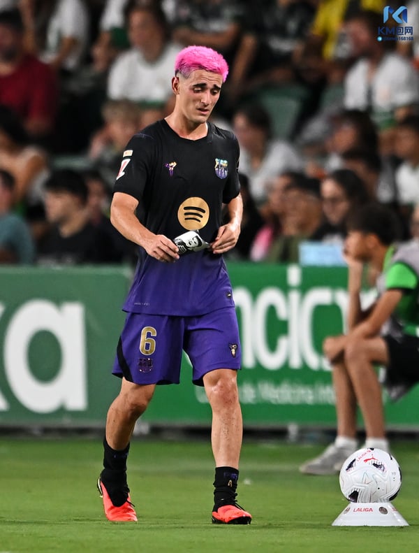 世界杯FIFA体育新闻:加维离开球场时神情十分担忧。/ Francisco Macia/Getty Images